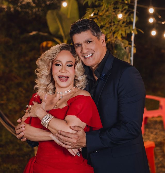 Eddy Herrera abraza a Miriam Cruz, vestida de rojo