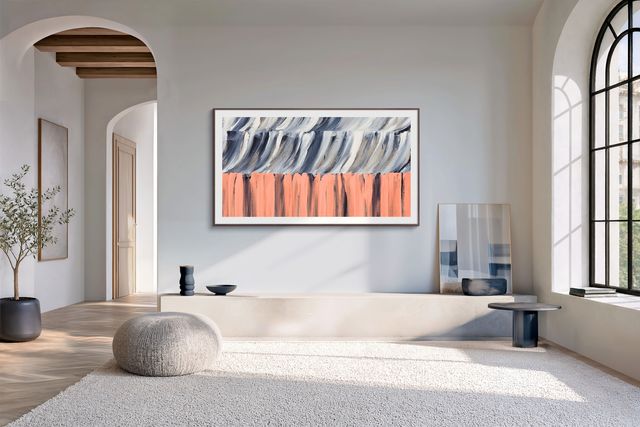 El televisor The Frame de Samsung muestra una obra de arte en una sala minimalista