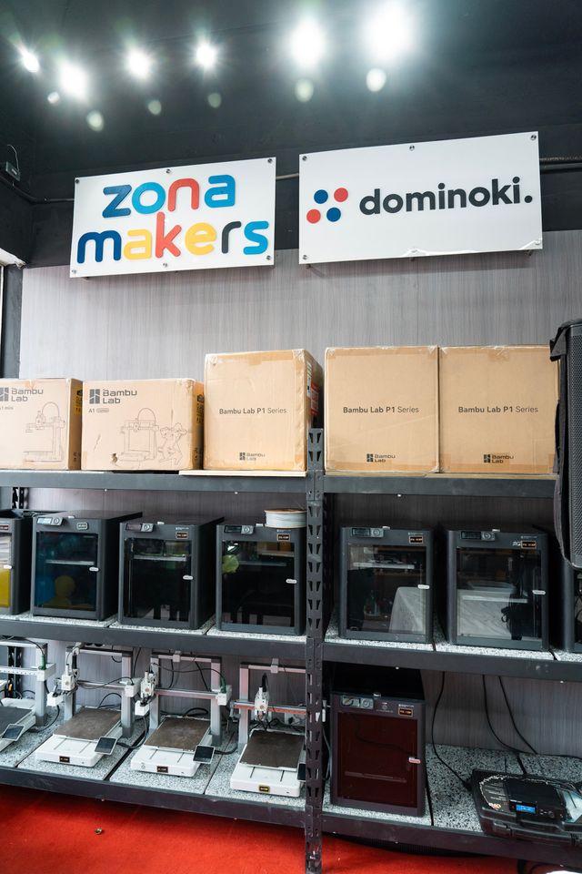 Área Zona Makers con impresoras 3D en exhibición en la nueva tienda