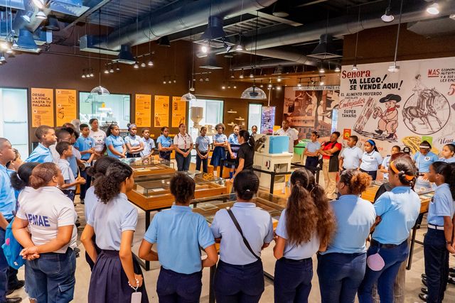 Niños y niñas en mesas de trabajo durante un taller de Educa Cortés