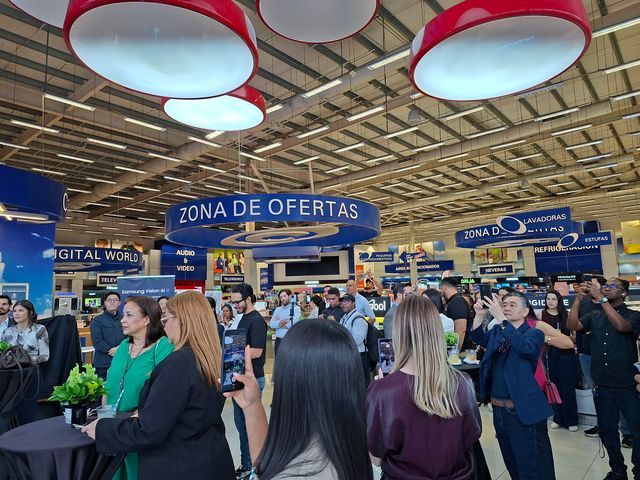 Público en el área de exhibición de una tienda durante la presentación de las pantallas Samsung