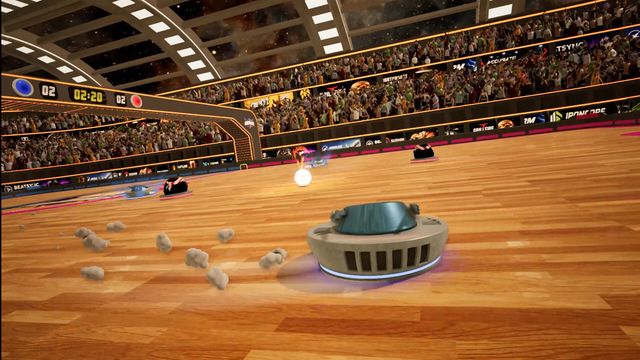 Un robot de Roomballs empuja la pelota en una cancha de madera
