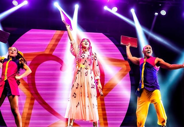 Luli Pampín y sus bailarines bajo luces de colores