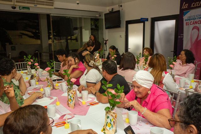 Mesas del taller de arteterapia con las participantes pintando