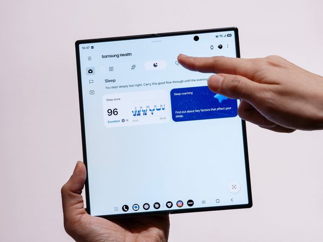 Galaxy Z Fold8 Ultra abierto con la aplicación Samsung Health en pantalla