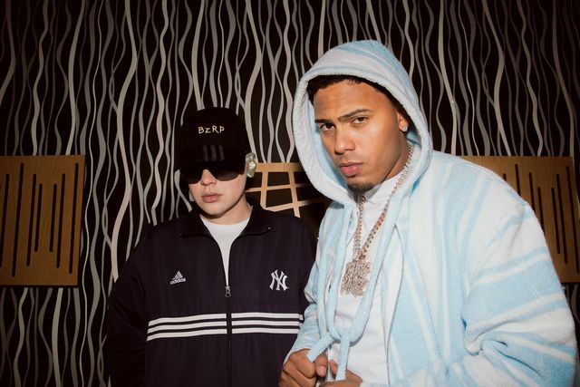 Bizarrap y Myke Towers posan frente a una pared estampada
