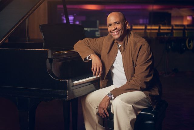 El productor Sergio George sentado al piano
