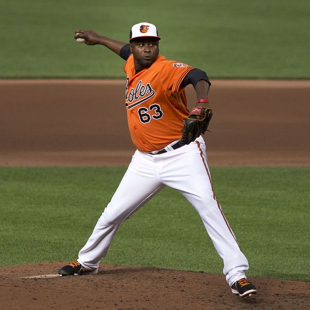 Jairo Asencio lanza con los Orioles de Baltimore en Camden Yards en 2013