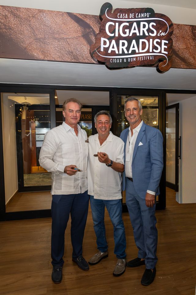 Jason Kycek, Barry Abrams y Rubén González en la entrada de Casa de Campo Cigars in Paradise